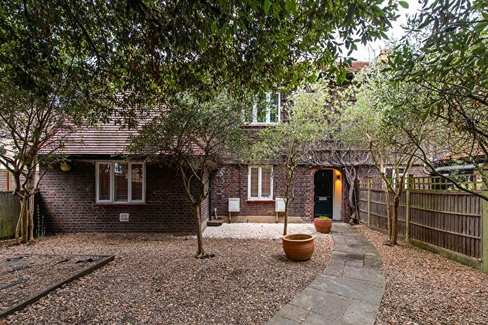 3 Bedroom Flat To Rent In Keswick Road, Putney, London, SW15