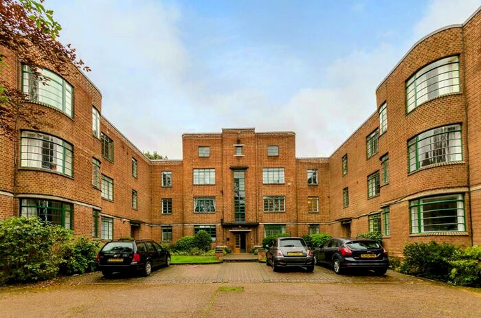 3 Bedroom Flat To Rent In Hook Road, Surbiton, KT6