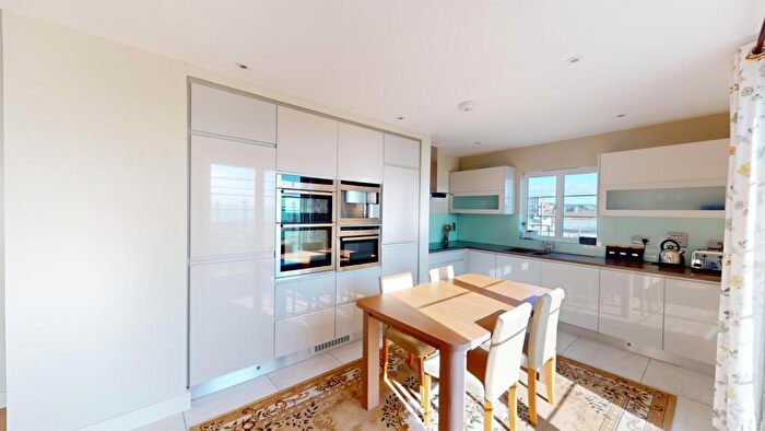 2 Bedroom Flat For Sale In Western Road, City Centre, Brighton, BN1