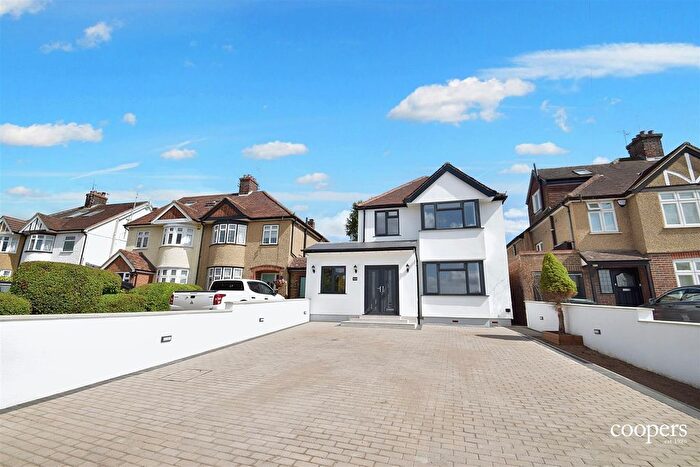 4 Bedroom Detached House To Rent In Hampermill Lane, Watford, WD19