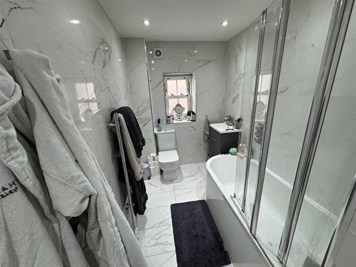 2 Bedroom Flat To Rent In Alpha Cottage, Lloyd Place, Ware, SG12