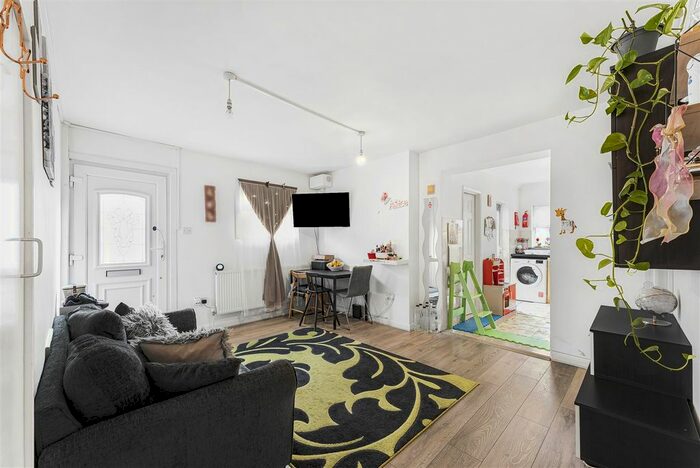 2 Bedroom Flat For Sale In Ivy Road, Walthamstow, London, E17