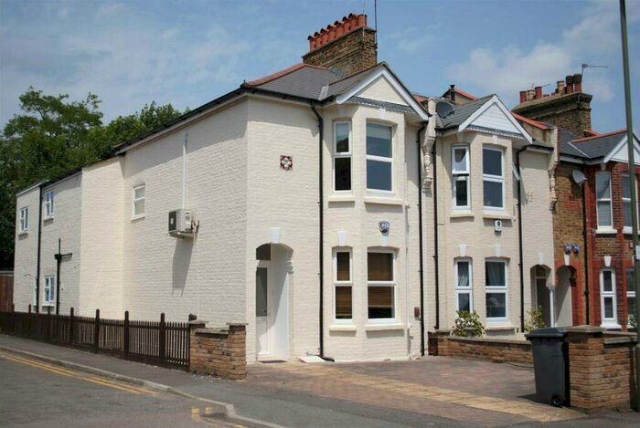 3 Bedroom Semi-Detached House To Rent In Squires Lane, Finchley, N3