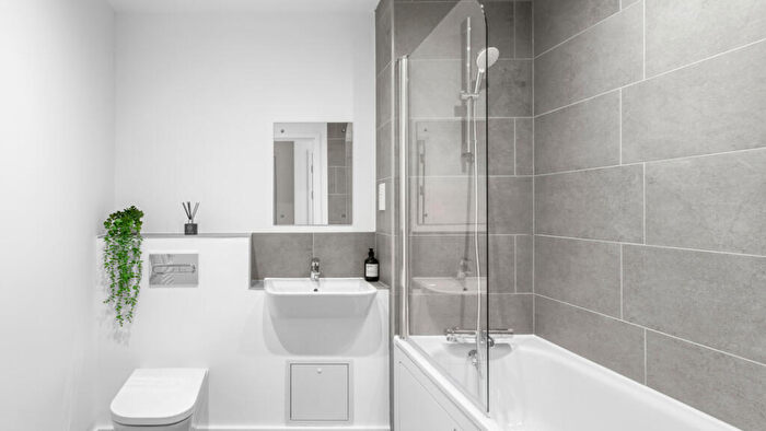 1 Bedroom Flat For Sale In Kenavon Drive, Reading, RG1