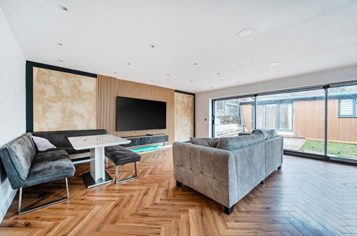 6 Bedroom End Of Terrace House For Sale In New Road Close, High Wycombe, HP12