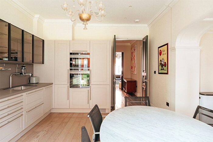 3 Bedroom Flat To Rent In Ormonde Gate, Chelsea, SW3