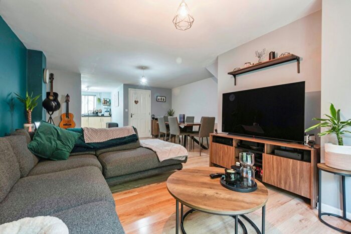 2 Bedroom Flat For Sale In Grove Road, Hitchin, Hertfordshire, SG4
