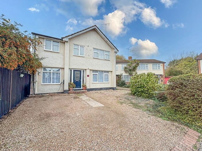 5 Bedroom Detached House For Sale In Englefield Close, Hawkwell, SS5