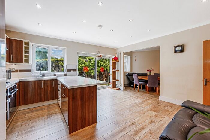 4 Bedroom End Of Terrace House To Rent In Lionel Road North, Brentford, TW8