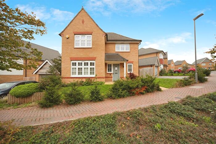 4 Bedroom Detached House For Sale In Armstrong Road, Luton, LU2
