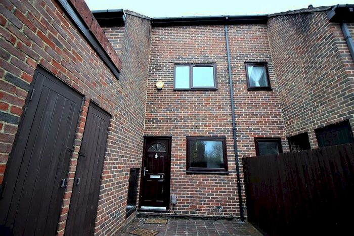 3 Bedroom Maisonette To Rent In Katesgrove Lane, Reading, Berkshire, RG1