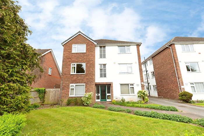 2 Bedroom Flat For Sale In Moor Lane, Chessington, Surrey, KT9