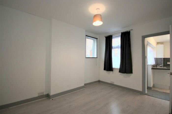 2 Bedroom Terraced House To Rent In Bedroom House- Oxford Road, Reading, RG30