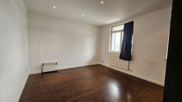 2 Bedroom Flat To Rent In Treadway Street, London, Haggerston, E2