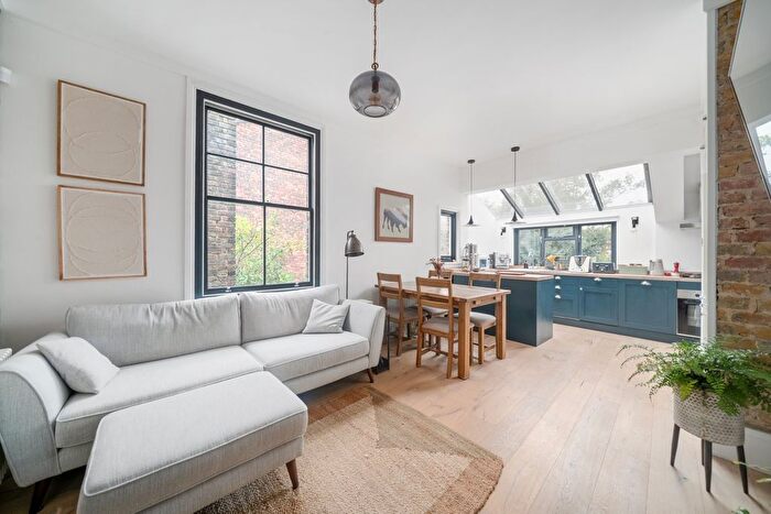 3 Bedroom Flat For Sale In Beaumont Road, Chiswick Park, London, W4