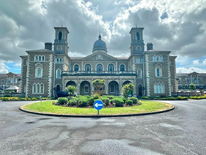 2 Bedroom Flat To Rent In Princess Park Manor, Royal Drive, London, N11