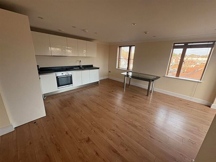 3 Bedroom Flat To Rent In Victoria Road, London, NW4