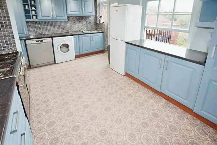 4 Bedroom Flat To Rent In North Circular Road, Finchley, N3