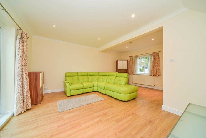 2 Bedroom Semi-Detached House To Rent In Kingfield Street, Isle Of Dogs, London, E14
