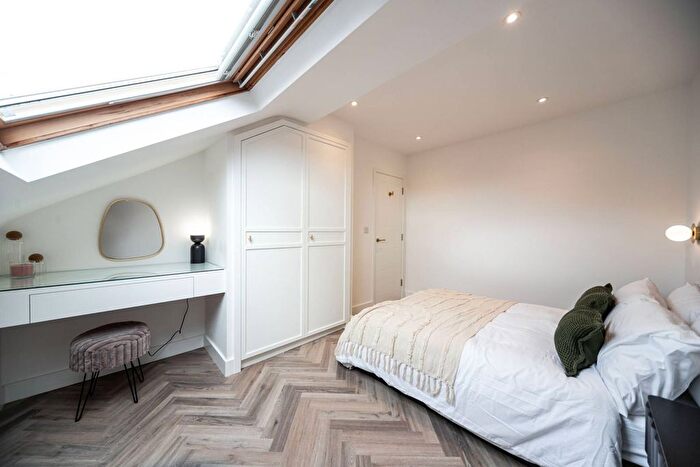 2 Bedroom Flat For Sale In Mitcham Road, Tooting, London, SW17