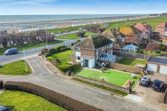 2 Bedroom Flat To Rent In Marine Crescent, Goring-By-Sea, Worthing, BN12