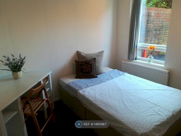 6 Bedroom Terraced House To Rent In Overbrook Walk, Edgware, HA8