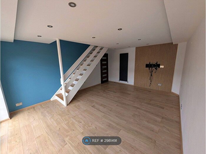 3 Bedroom Semi-detached House To Rent In Sutton Close, Redditch, B98