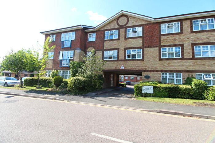 2 Bedroom Flat To Rent In Earls Meade, Luton, Bedfordshire, LU2