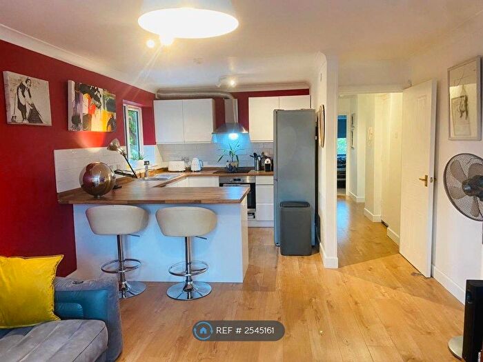 2 Bedroom Flat To Rent In Varsity Drive, Twickenham, TW1