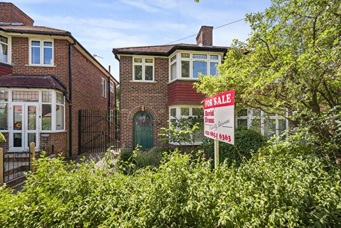 3 Bedroom Semi-Detached House For Sale In Bushmoor Crescent, London, SE18