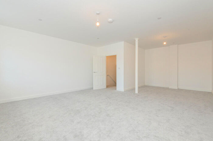 4 Bedroom Town House To Rent In Bobbin Row, Leeds, LS12