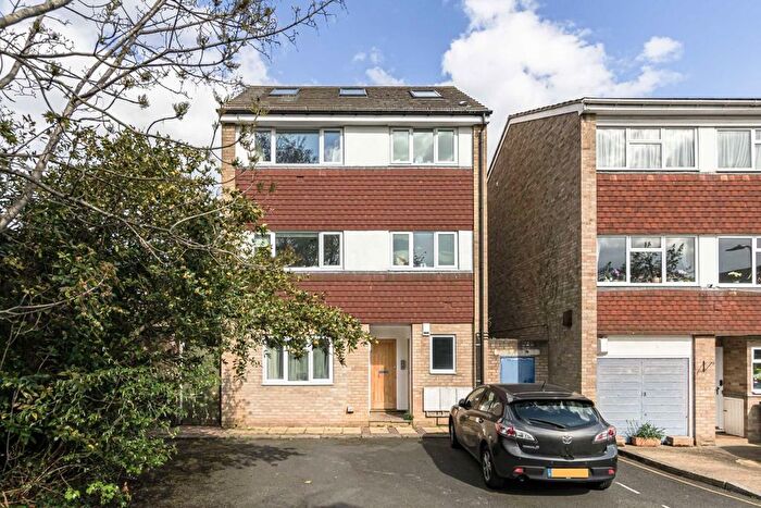 2 Bedroom Flat To Rent In Elmcroft Close, Ealing, W5