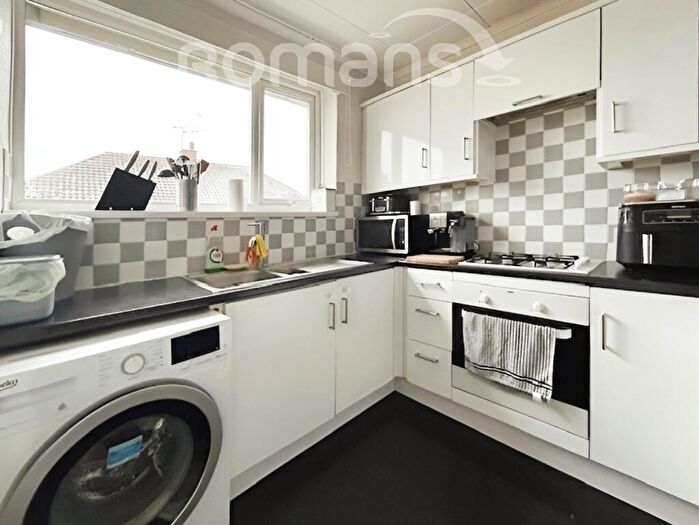 2 Bedroom Flat To Rent In Hillside, Maidenhead, SL6