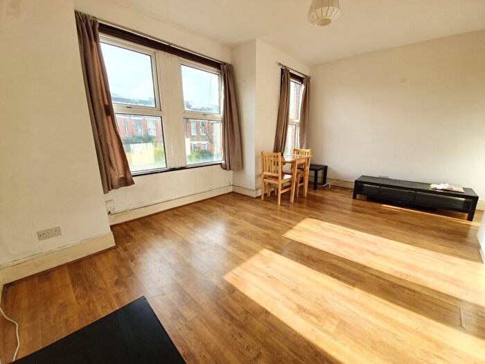 1 Bedroom Flat To Rent In Beech Road, Bounds Green, N11