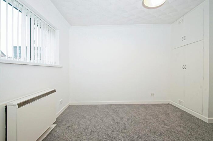 2 Bedroom Flat For Sale In Curlew Close, Cardiff, CF14