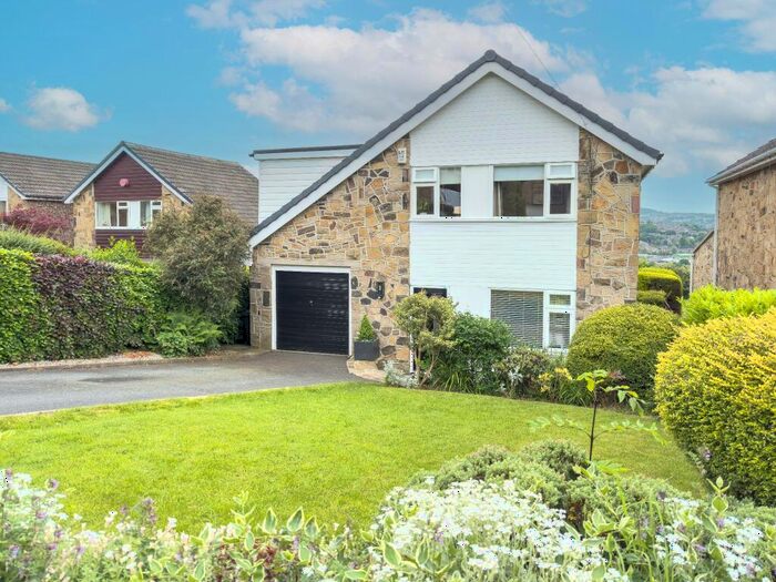 4 Bedroom Detached House For Sale In Savile Close, Clifton, HD6