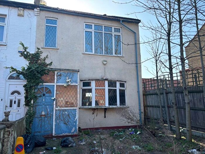 3 Bedroom End Of Terrace House For Sale In Lyndhurst Road, Edmonton, London, N18