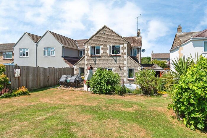 5 Bedroom Semi Detached House For Sale In Downham Mead, Chippenham, SN15