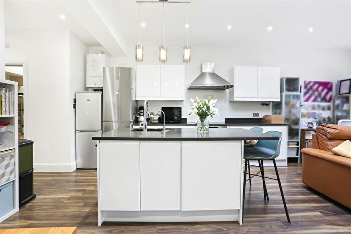 2 Bedroom Detached House For Sale In Hamilton Avenue, Cheam, Sutton, SM3