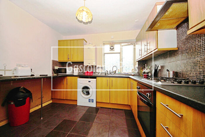 2 Bedroom Flat To Rent In Kingston Hill, KT2
