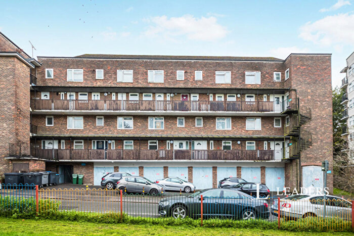 3 Bedroom Flat To Rent In Orchard Way, RH19