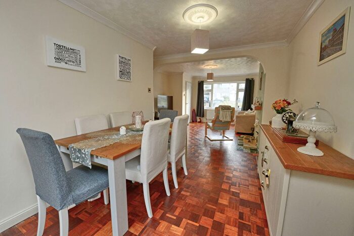 3 Bedroom Terraced House For Sale In Beechbrook Avenue, Yateley, GU46