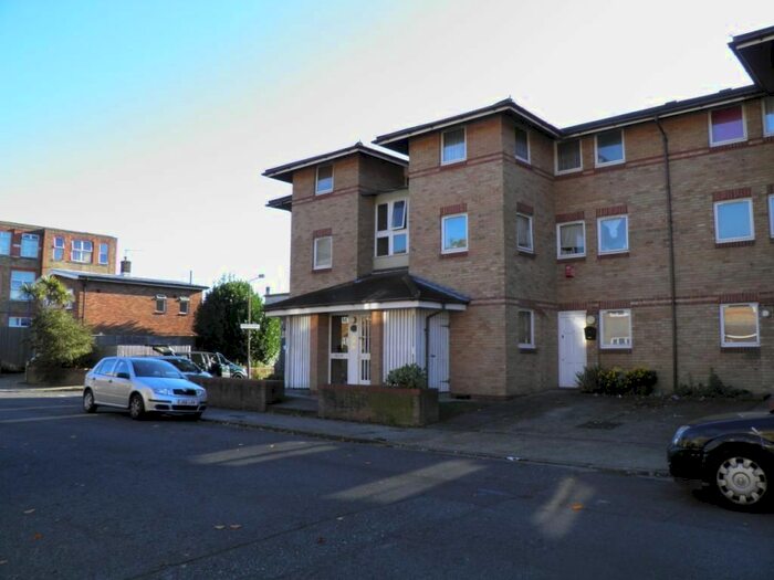 1 Bedroom Flat To Rent In Warlingham House, Varcoe Road, SE16