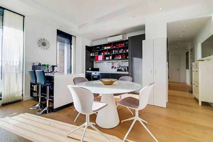 3 Bedroom Flat To Rent In Lyell Street, Canary Wharf, London, E14