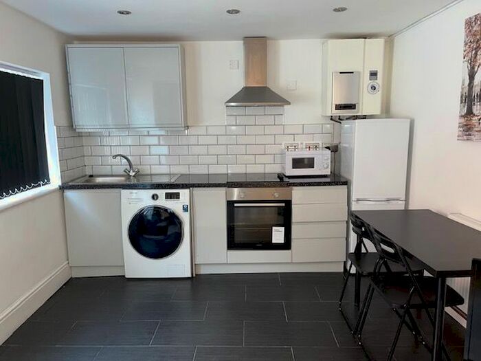 1 Bedroom Flat To Rent In Albany Road, Earlsdon, Coventry, CV5