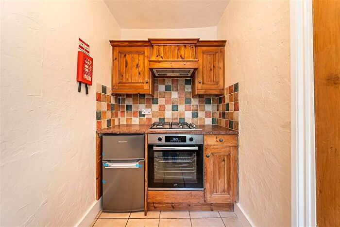 2 Bedroom Flat To Rent In Brightwell Crescent, London, SW17