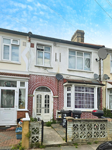 2 Bedroom Flat For Sale In Hickling Road, Ilford, Essex, London, IG1