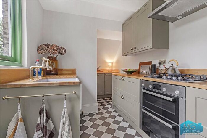 2 Bedroom Apartment For Sale In Sutton Road, London, N10