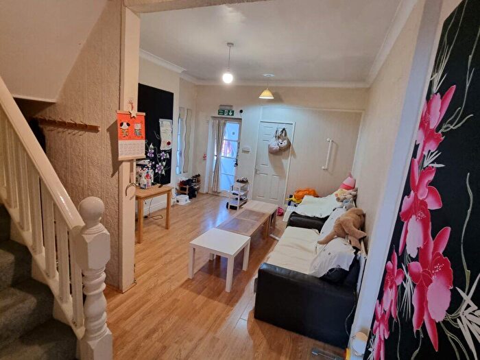 2 Bedroom Flat To Rent In Flat, Bristol Road, B29