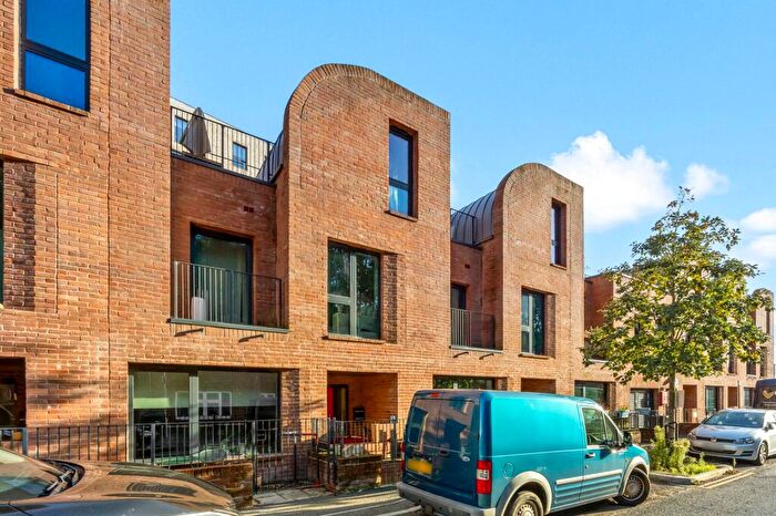 3 Bedroom Terraced House For Sale In Saunders Park View, Brighton, BN2